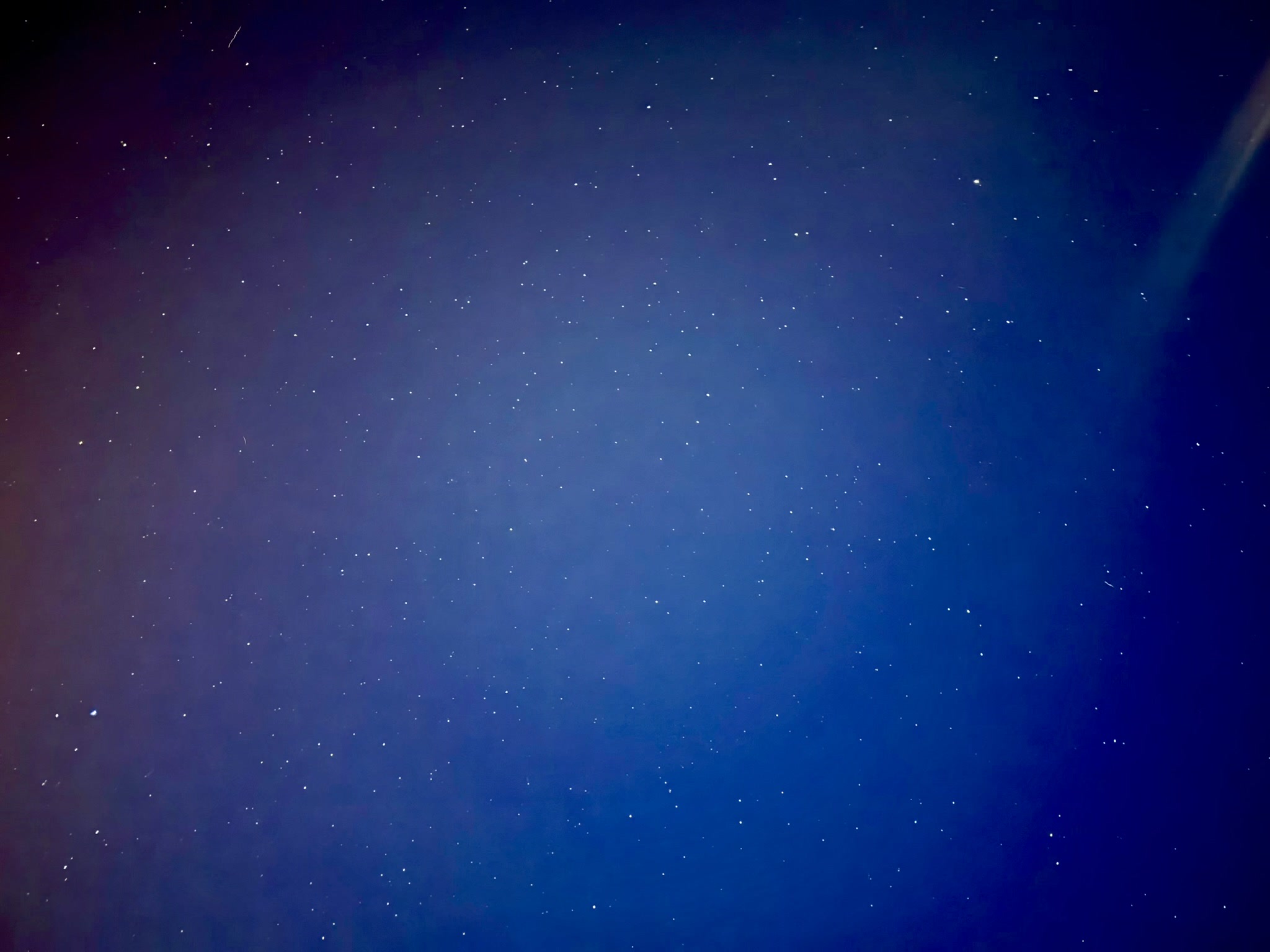 Un ciel de nuit d'un bleu profond, semé d'étoiles.