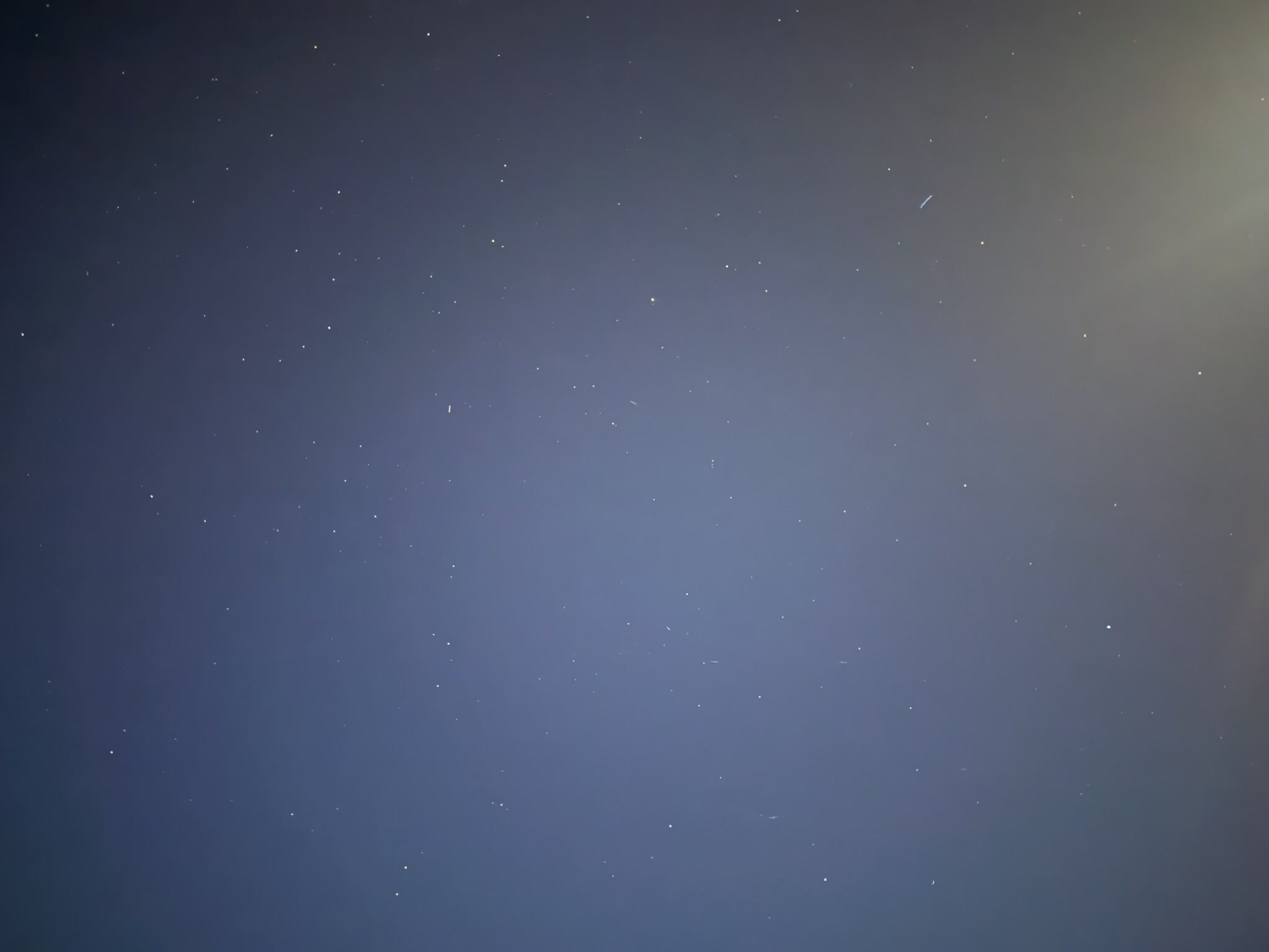 Un ciel de nuit voilé, quelques étoiles.