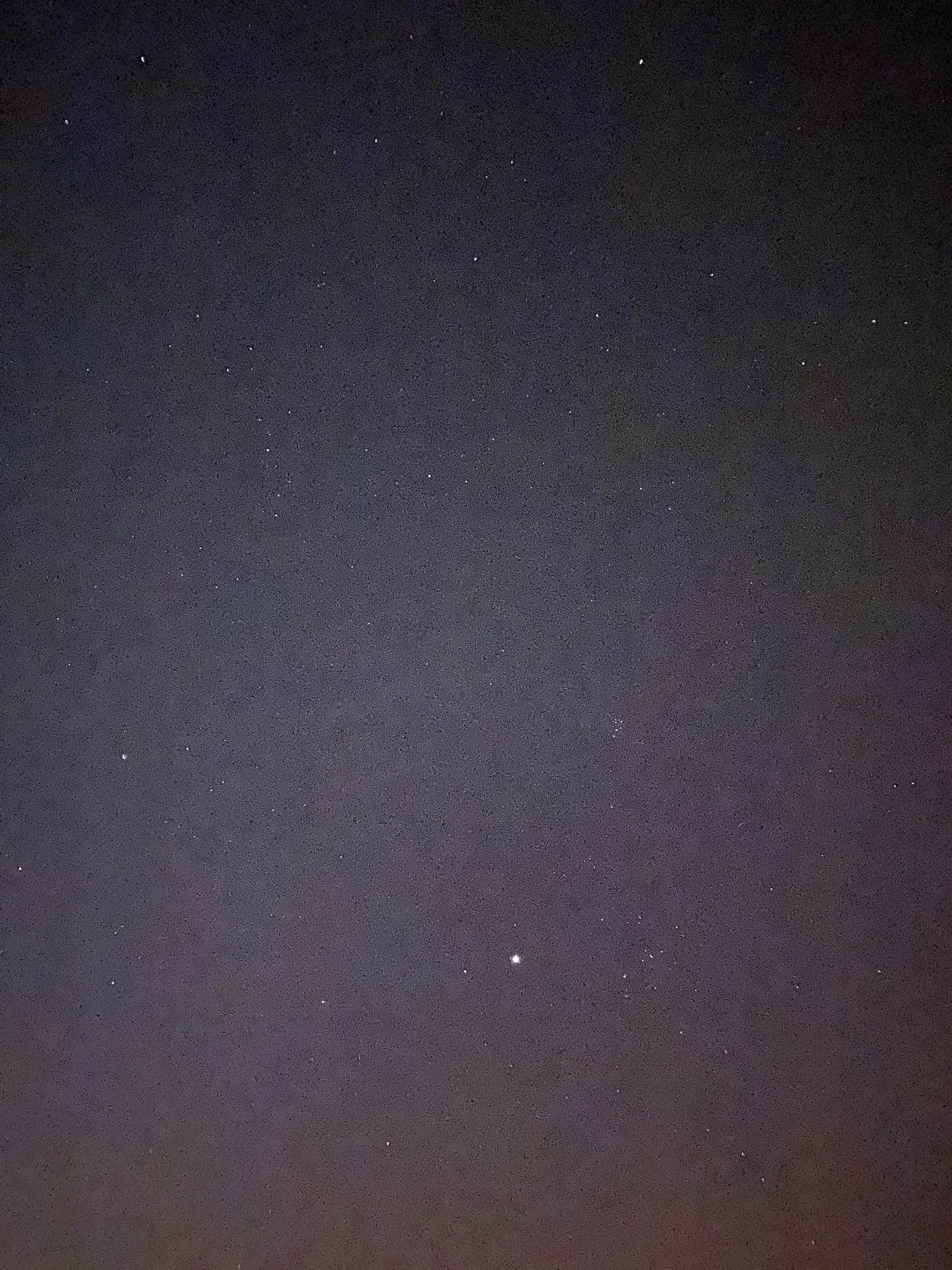 Un ciel de nuit grenu, une étoile brillante.