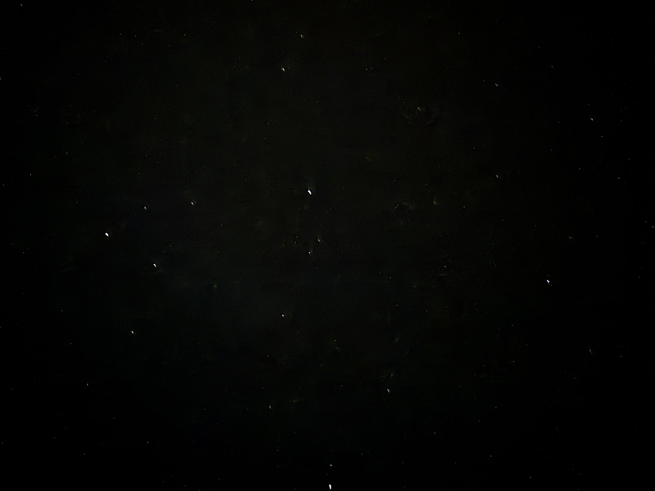Un ciel noir, des étoiles éparses.