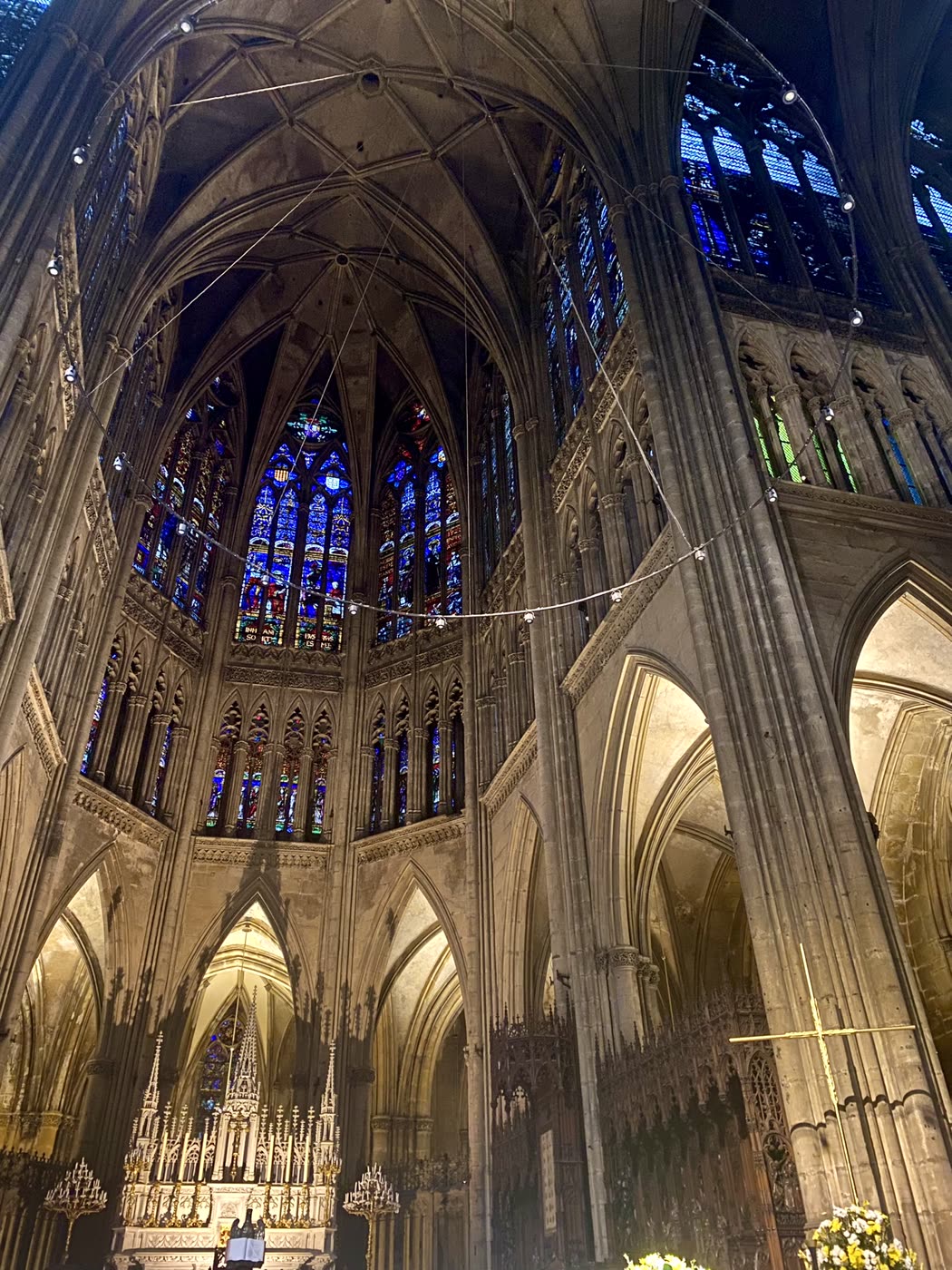 Le chœur d'une cathédrale gothique, éclairé.